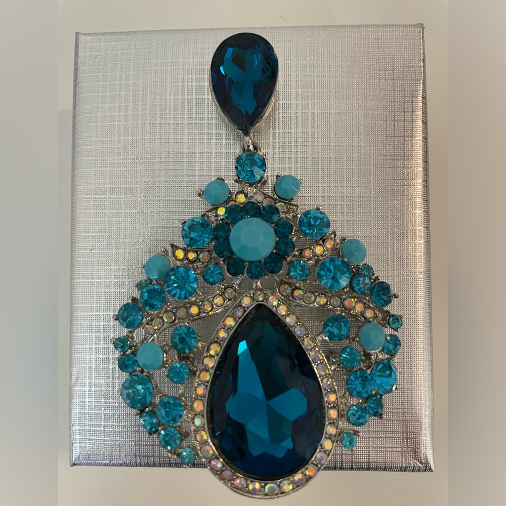 Vintage Costume Turquoise jewelry broche. Rhinestones and man made stones.